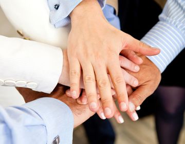 Signes Asesores - Personas juntando las manos